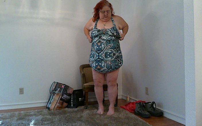 BBW nurse Vicki adventures with friends: 试穿泳衣和宾基尼斯