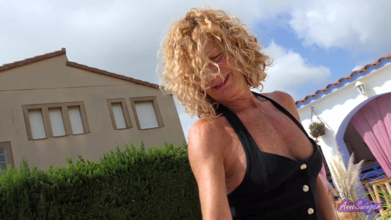 Anne Swinger: Ao lado da piscina, vestido para seduzi-lo