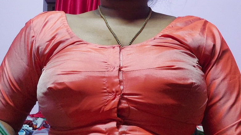 Desi Mohini: Puan cantik mempunyai dua payudara besar