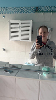 Teenager s dokonalými sprchami na tělo