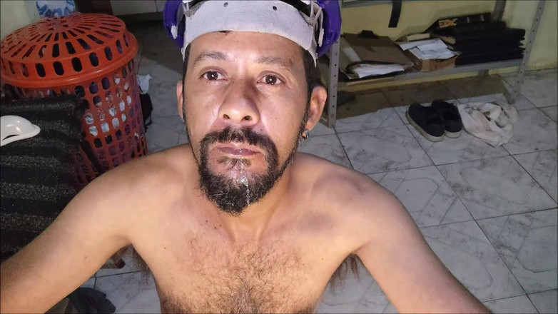 Stink HairyMale: Kirli iç çamaşırlarıyla oynuyor