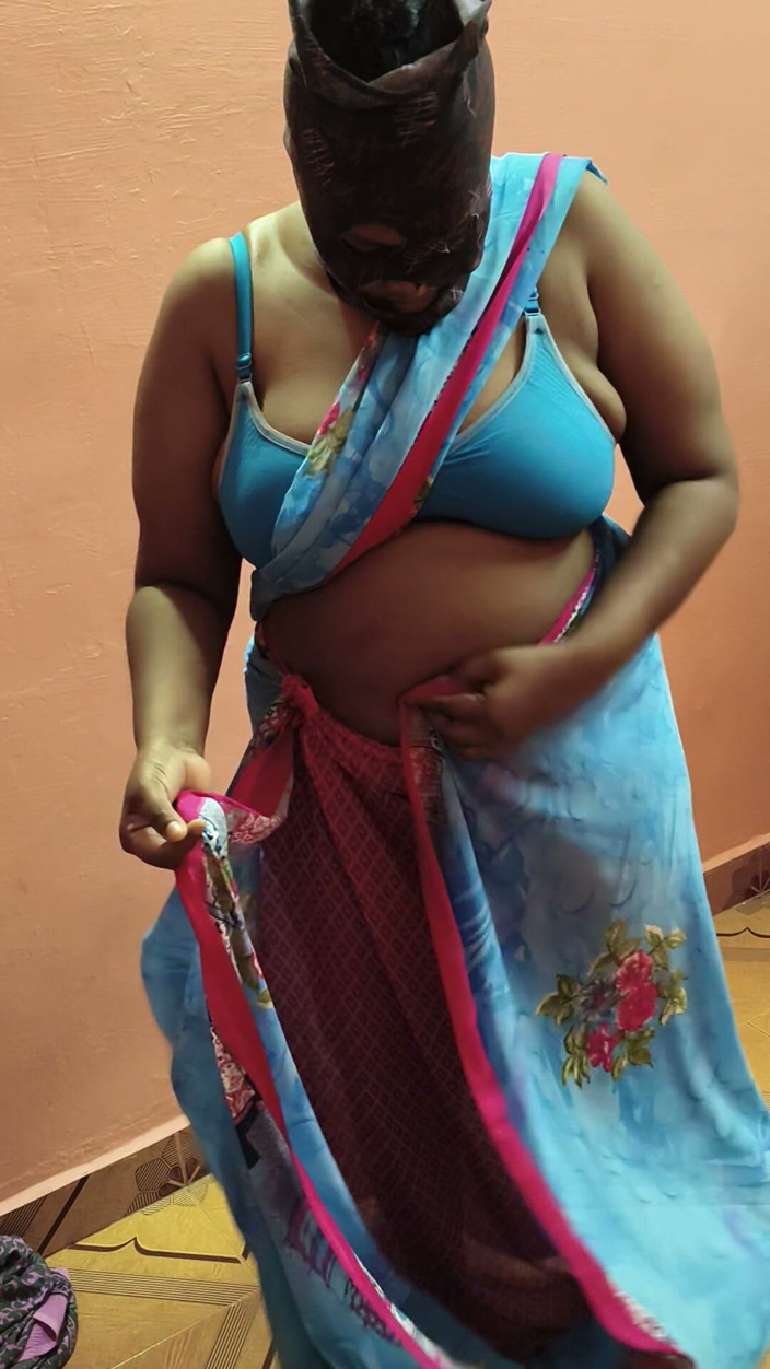 Jessika: Baculatá macecha Hot Saree se převléká