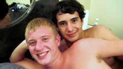 Gay Guys: Sexy mladý pár gay chlapci šukají své zadky na špatném