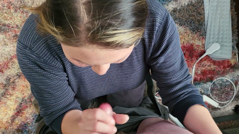 Biglefty10: Cewek sange ini lagi asik nyepong kontol sampai dicrot sperma...