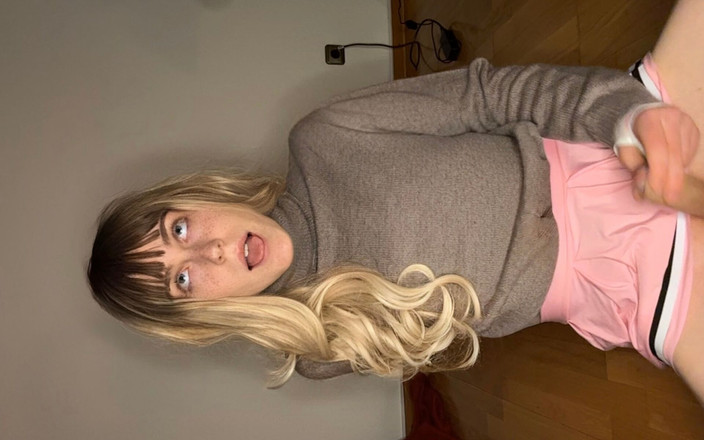 Fembaby: Sladká 18letá Trans Dívka anální Masturbace