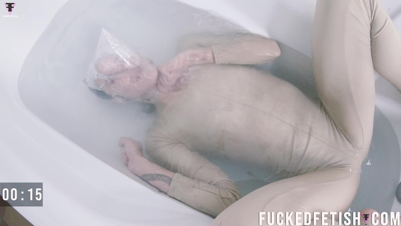 Fucked fetish: Sattira Full Desperate Bag and Water Bathtub Funny Faces