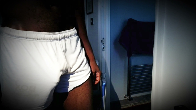 MrMagicDevil: 我，在我的 jockstrap 中炫耀我的肥硕隆起，然后穿着我的白色短裤突击队