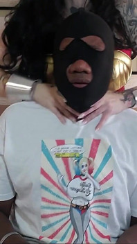 Wonder Woman Cosplayer Catch a Creep Perving