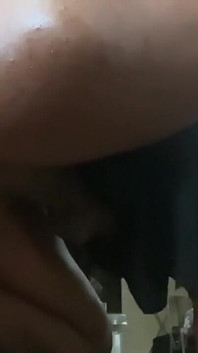 大圆变性人可可屁股，人妖脚幻想，变性人睾丸摧残，湿润的 ts 阴户
