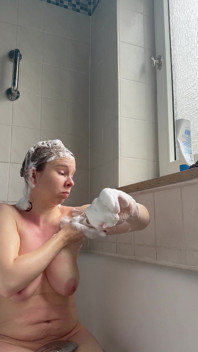Teenager s dokonalými sprchami na tělo