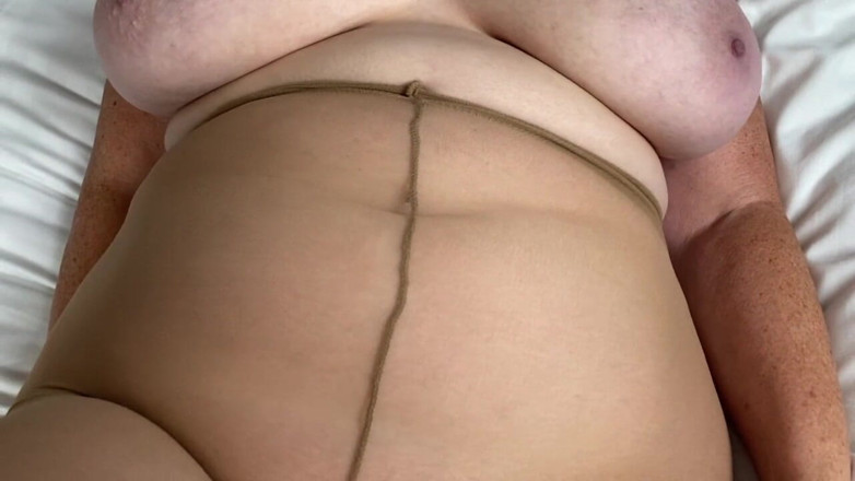 Mr MF: 늙은 황갈색 팬티 스타킹을 입은 미시 발