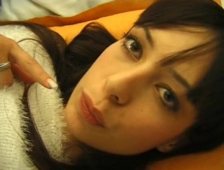 Flash Model Amateurs: Gostosa de cabelos escuros mostra sua boceta raspada
