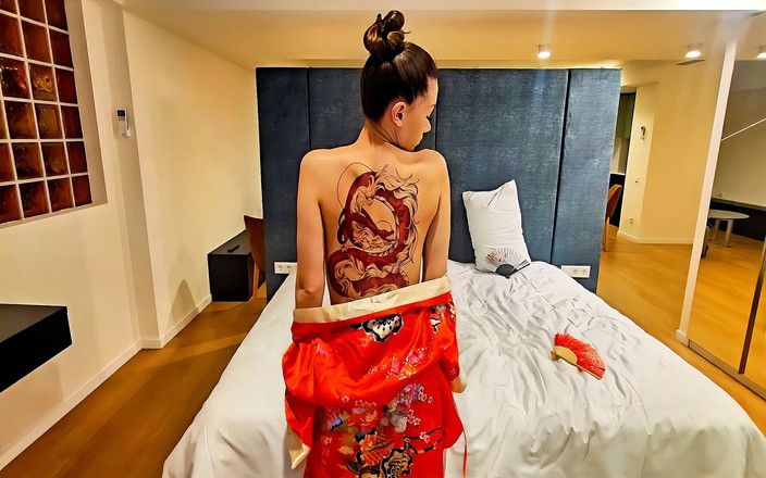 Nastystuf Girl: Fata cu tatuaj de dragon