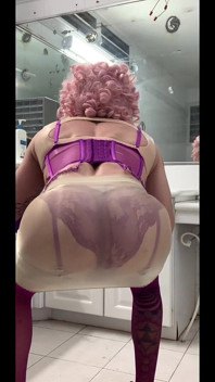 Sexy calza di lingerie transessuale cavalcando un doppio grosso dildo anale