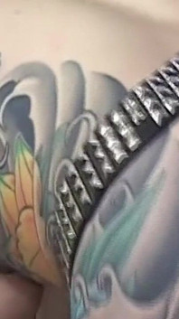 Tatuada puta com dedos na buceta da loira selvagem