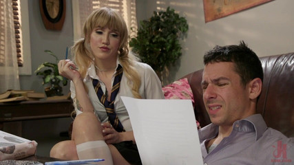 Kink TS: The Tutor: lena kelly, Corbin dallas को महिला का लंड संभालना सिखाती है