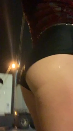 完全に中毒の露出狂クロスドレッサー痴女