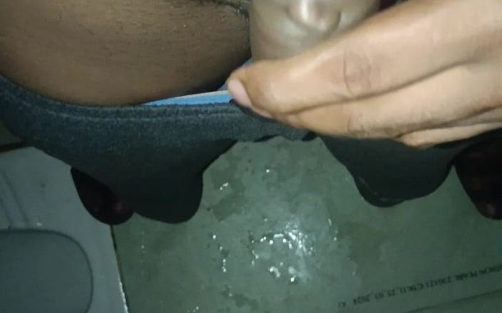 Silverbee4: Il giovane ragazzo indiano desi si masturba in bagno ricordando...