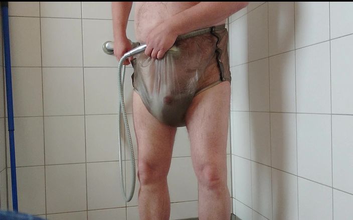 Carmen_Nylonjunge: Nylonjunge inkontinensstest 2, urin