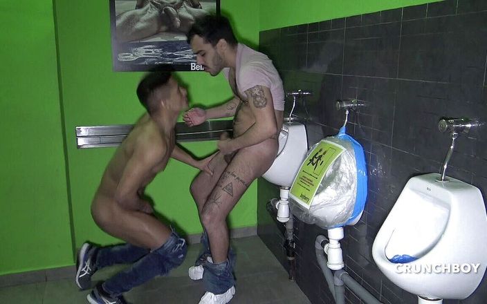 Young French dudes with big cocks: Молодий латиноамериканський тінка використовується Дугласом у громадських туалетах