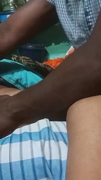 Tamilische hausfrau mit college-jungen