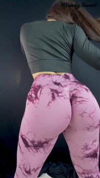 Curul Mare Brazilian Twerking În Sunetul Funk-ului Cu Colanții Ei Fără Chiloți