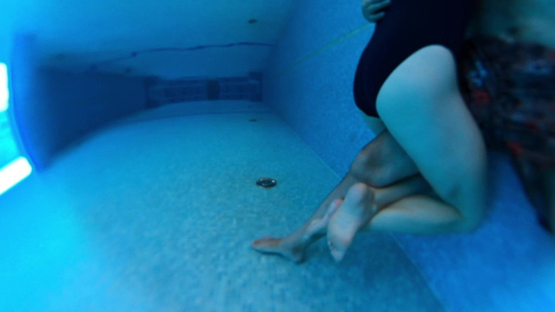 Mature_cunt: Membonggol kaki di kolam