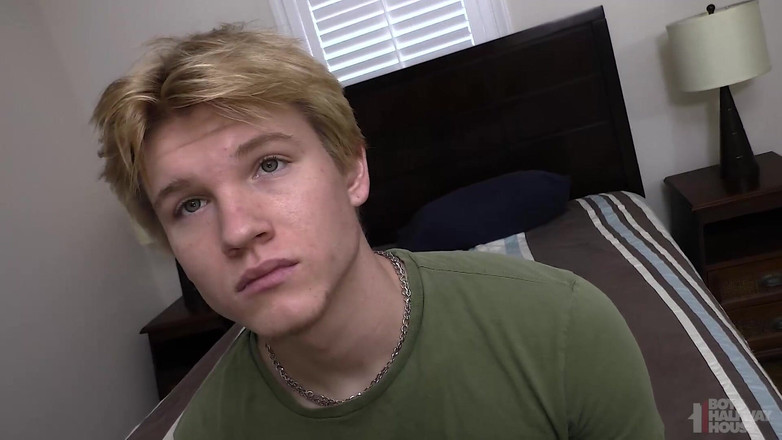 Boys half-way house: La vergine gnocca paga le sue quote senza preservativo