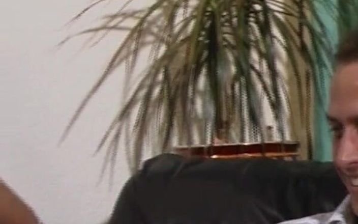 German Amateur Videos: Prsatá německá reportéřka kouří péro na castingu