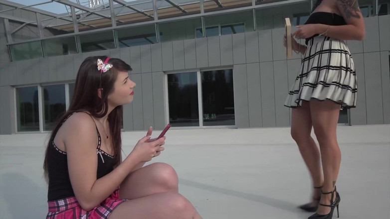 Amateur Pornos XXX: Teens Vs MILFs Wild Outdoor Sucking and Fucking