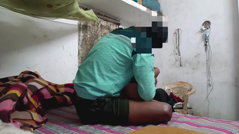 SanskariGirl1: 現地の処女の少女は強制的にセックスさせられ、たくさんのチンコをしゃぶった