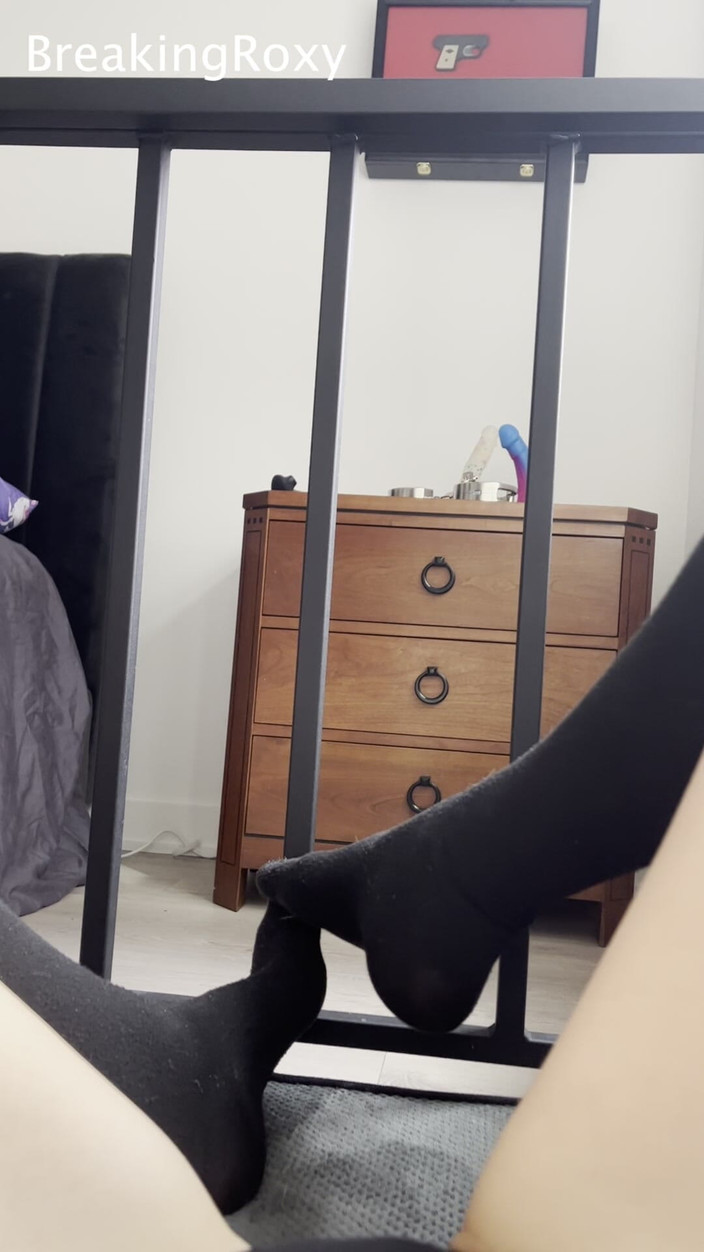 Roxy the Brat: Escrava enjaulada em meias altas do joelho esfrega pés contra...