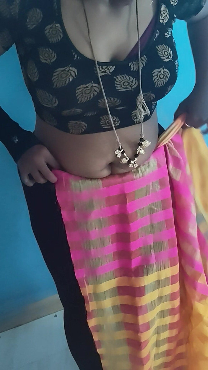 Tamil lesbian: Oblečená desi s velkým zadkem a prsy
