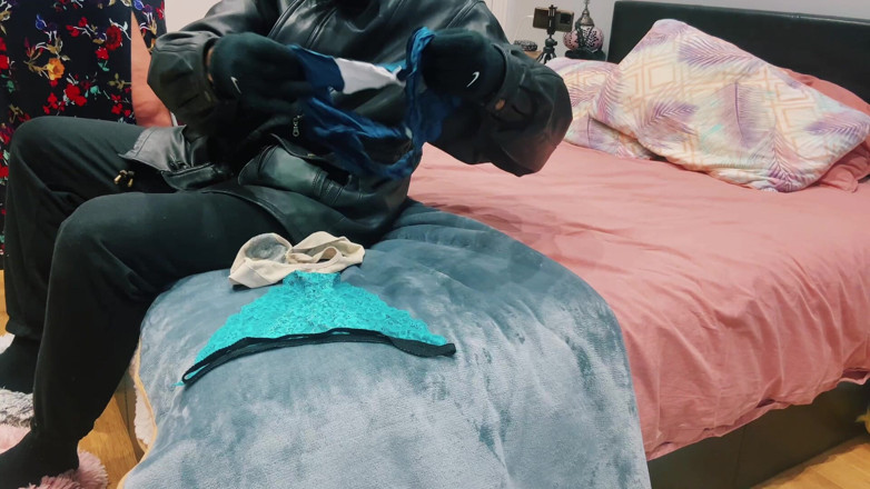 Daddykane: Oliendo Bragas Calientes De MILF Española - Juego De Madura Pervertida