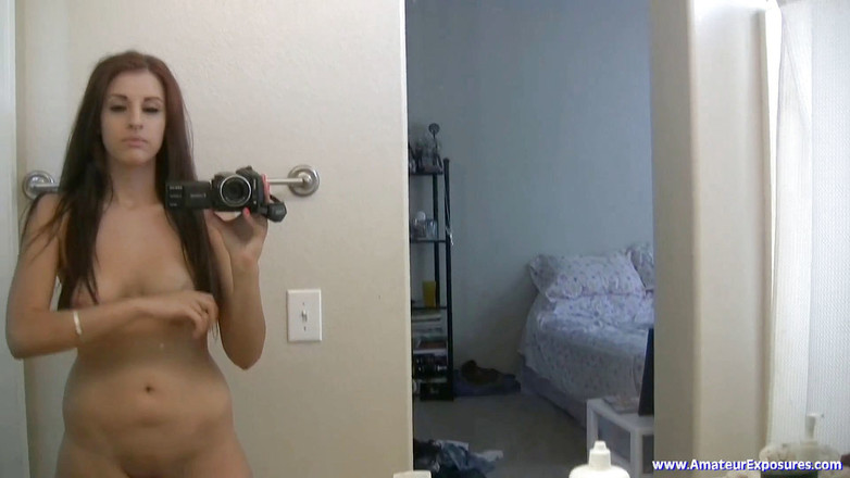 Spungy Gunk Films: Aleigh Heatsin - bollente nuda si filma da sola mentre si...