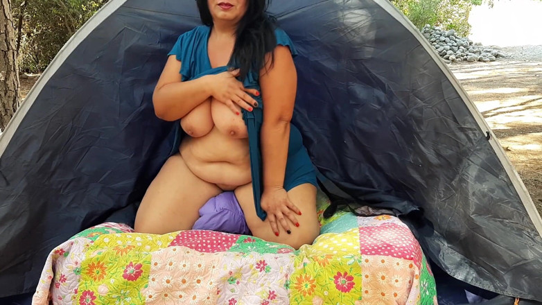 Riderqueen: Une maman BBW se touche au camp d'été