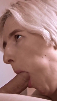 Sexy Blonďatá Milfka Kouří Péro