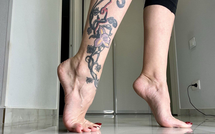 Julia domaina: Punta a punta, piedi molto in arco, dita dei piedi...