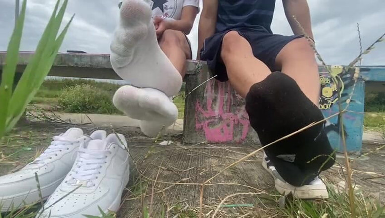 Mr Feet Colombia: コロンビアの友人たちは靴を脱ぎながら外に出てタバコを吸い、匂いを嗅ぎ分けます