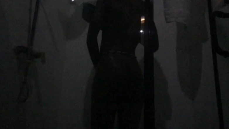 BrownGurl234: 여유로운 목욕을 즐기고 보지를 쓰다듬는 핫한 흑누나 미녀