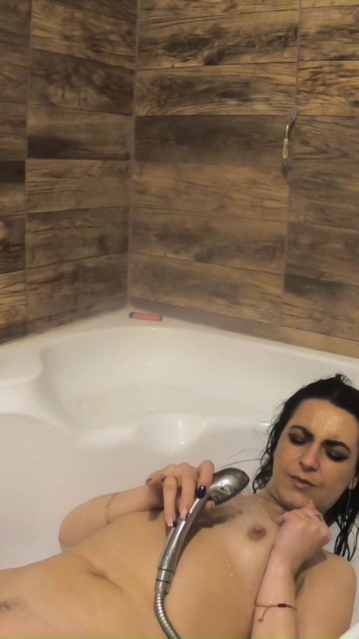 MilfyCalla: Perverzní milf hry s mega orgasmem ve vaně doma
