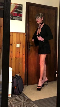Elegantní dáma chodí na vysokých podpatcích