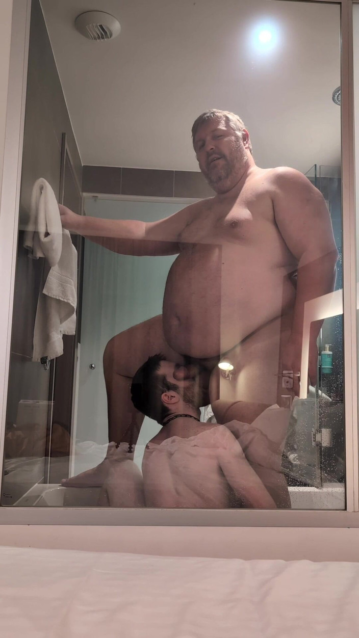 Mart_the_cat: सौतेला बाप मुझे बाथरूम में चोदता है