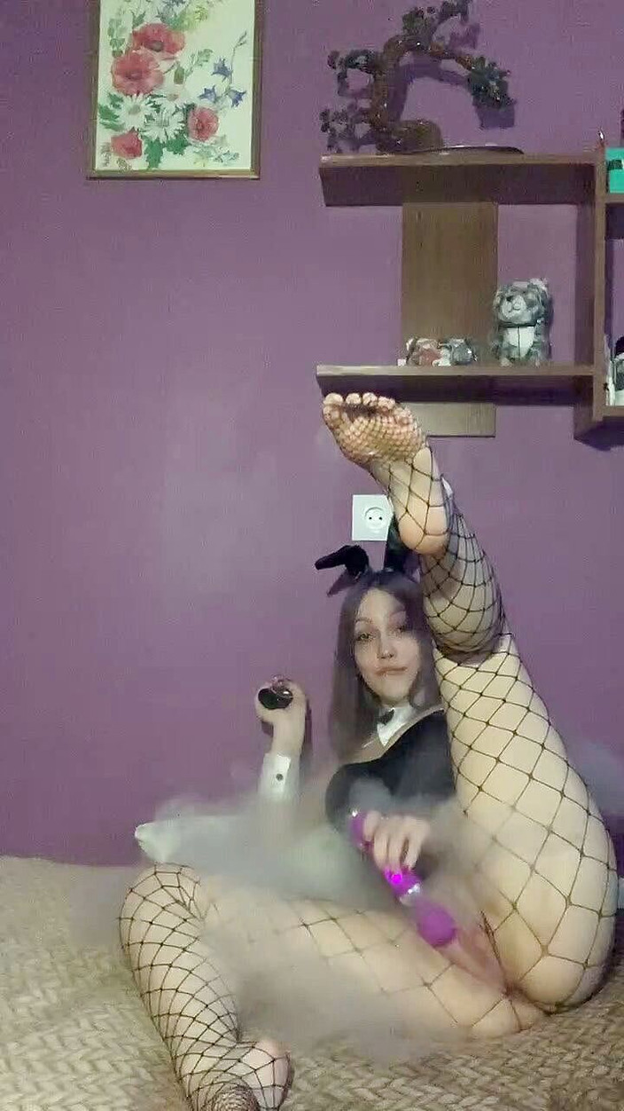 SashaSweet69: Coelhinha mostra e masturba seus buracos e vape