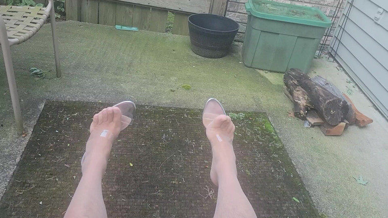 Feet Lover: Большой хуй кончает в нейлоне и на прозрачных каблуках