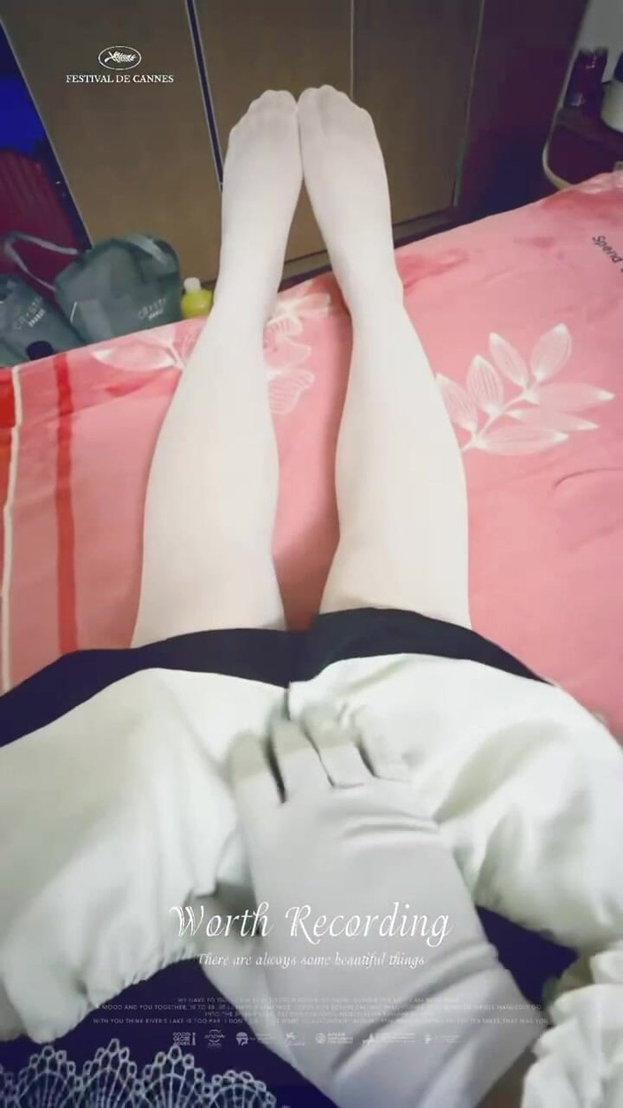 TsukiginAsayume: 남자아이들은 흰색 팬티스타킹과 메이드 복장을 입고 있습니다