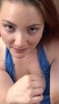 Ally Lust fait un coaching masturbatoire en caressant une bite
