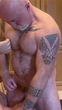 Padrastro Bear Stuart critica a padrastro Dan en una follada cruda caliente