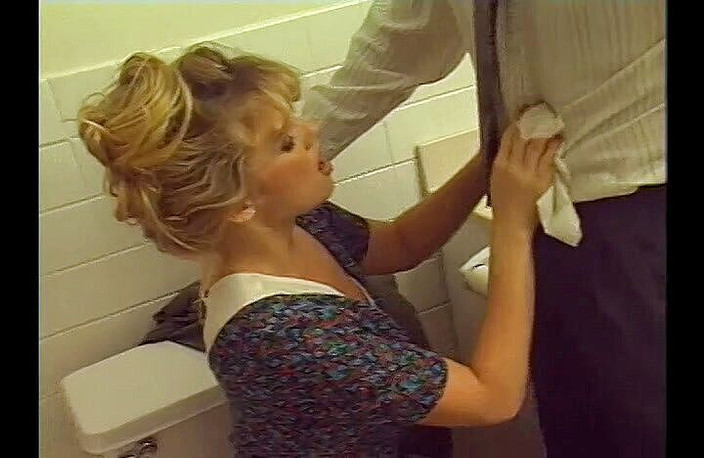 Outdoor pervs: Tante seksi pantatnya dientot di kamar mandi