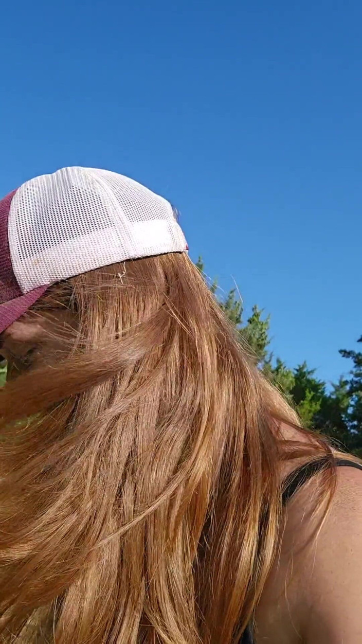 NaughtyRedFarmgirl: Une rousse broie des pieds, squirting et baise le cul